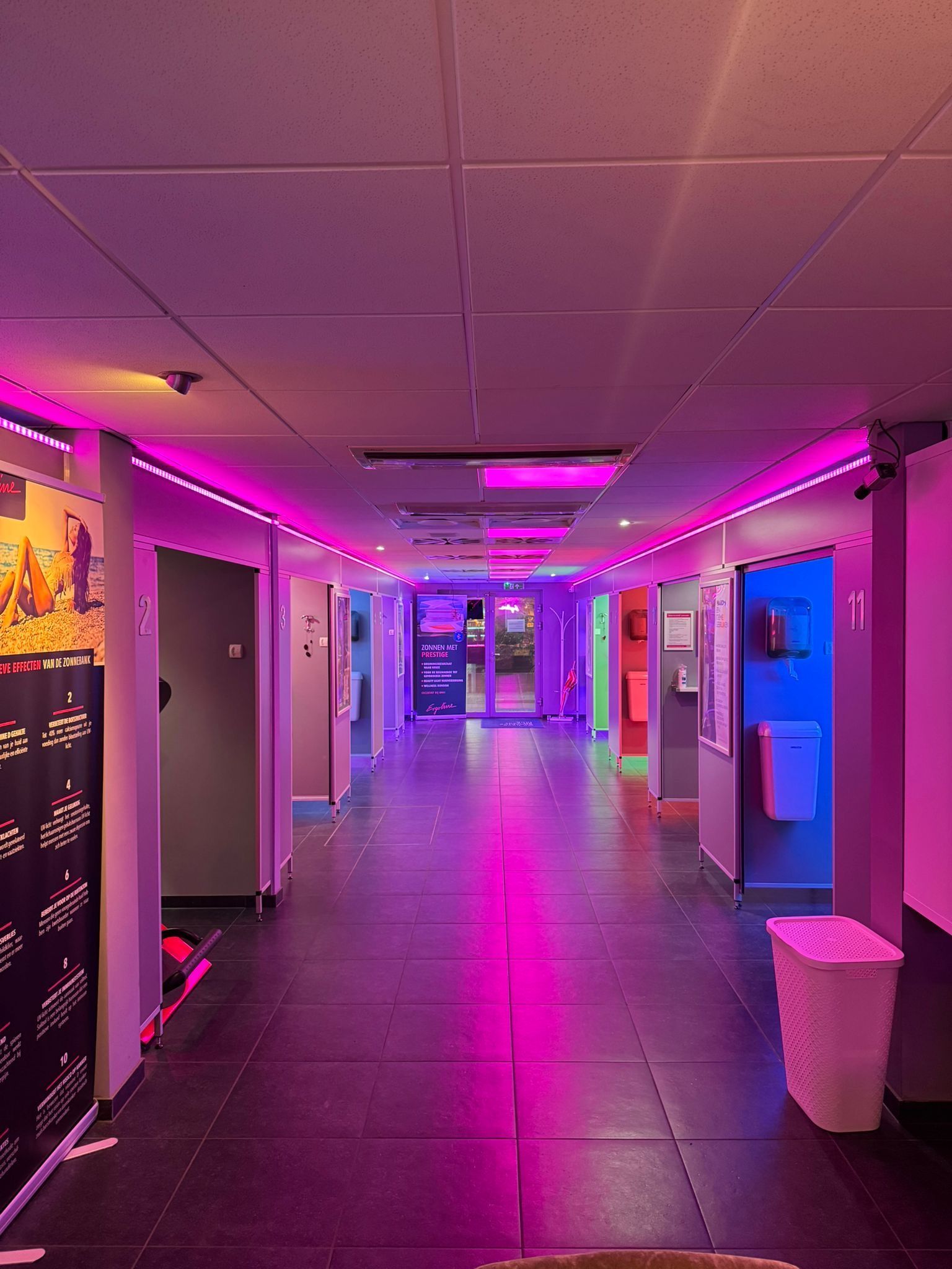 De verlichte studiogang van Zonnestudio Tropical in Putten