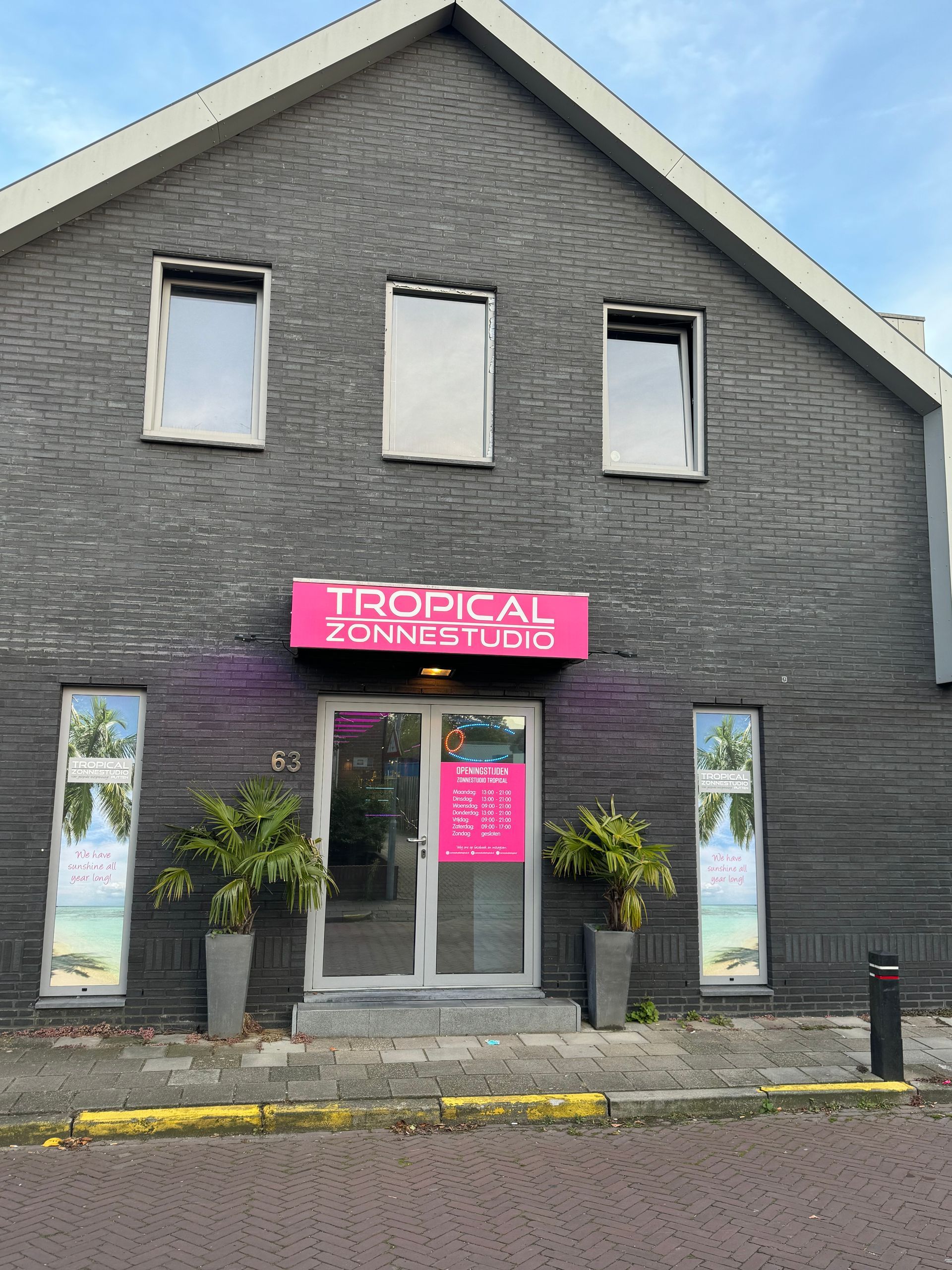 De gevel van Zonnestudio Tropical aan de Kerkstraat in Putten